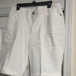 St. John's Bay White Women's Shorts